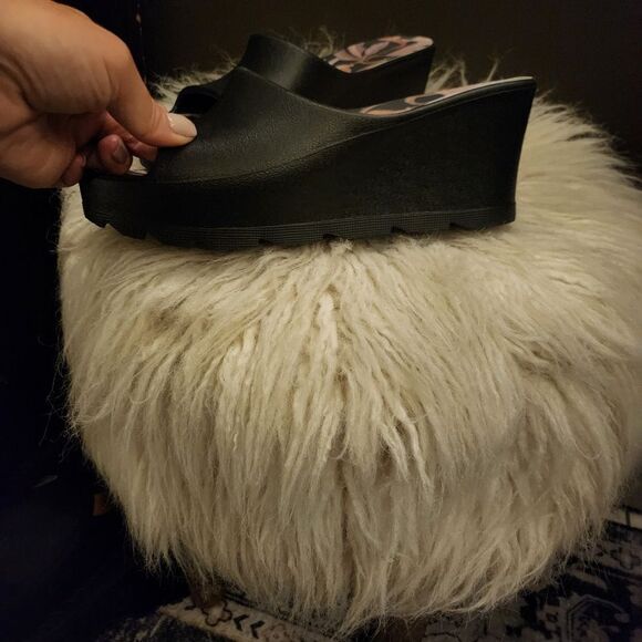 NWOT BareTraps Black Wedge Sandals - Picture 2 of 7